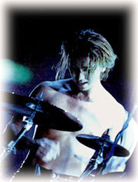 yoshiki37.jpg (20734 bytes)